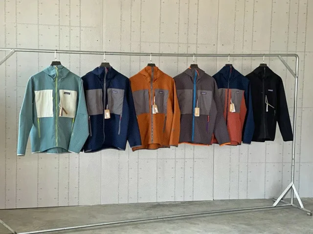 Patagonia Jackets Hooded full-zip color-block jacket product detail image 1