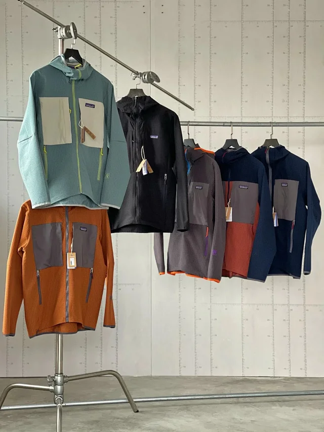 Patagonia Jackets Hooded full-zip color-block jacket product detail image 4