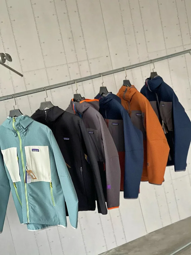 Patagonia Jackets Hooded full-zip color-block jacket product detail image 3