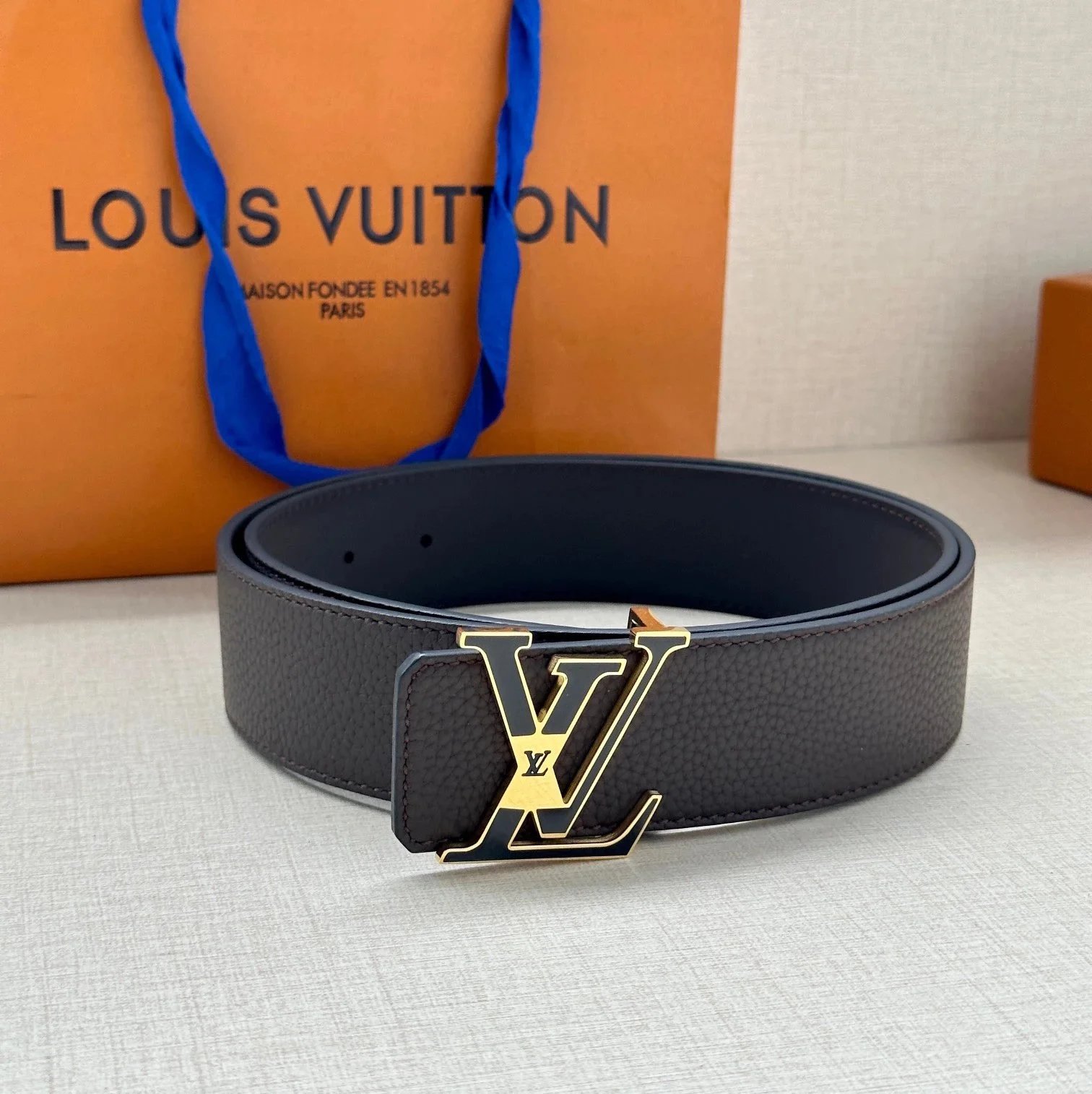 Louis Vuitton Belts Pebbled Leather Belt with LV Buckle — Style: 8