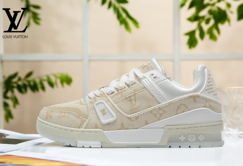 Louis Vuitton Sneakers Low-Top Monogram — 24