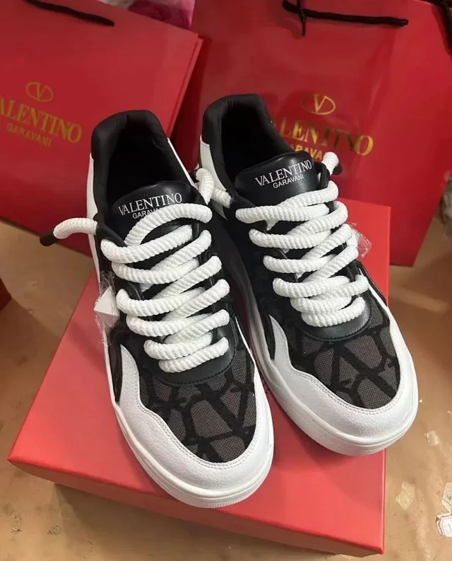 Valentino Garavani Sneakers Low-top platform with pyramid stud detail product detail image 5