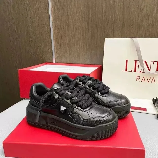 Valentino Garavani Sneakers Low-top platform with pyramid stud detail product detail image 10