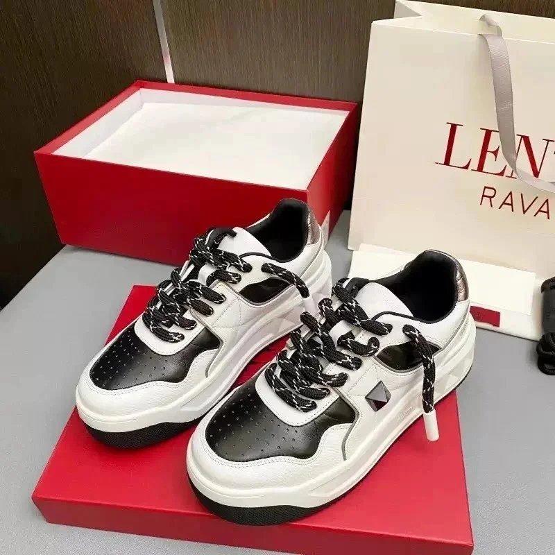 Valentino Garavani Sneakers Low-top platform with pyramid stud detail — Black and white