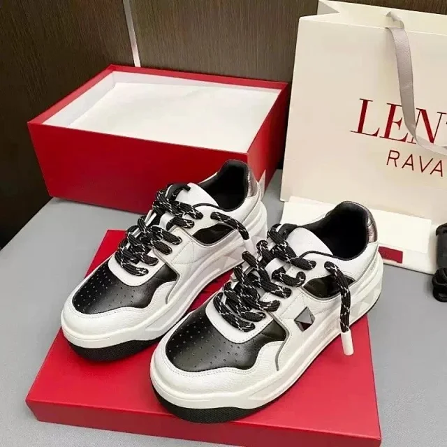 Valentino Garavani Sneakers Low-top platform with pyramid stud detail product detail image 6