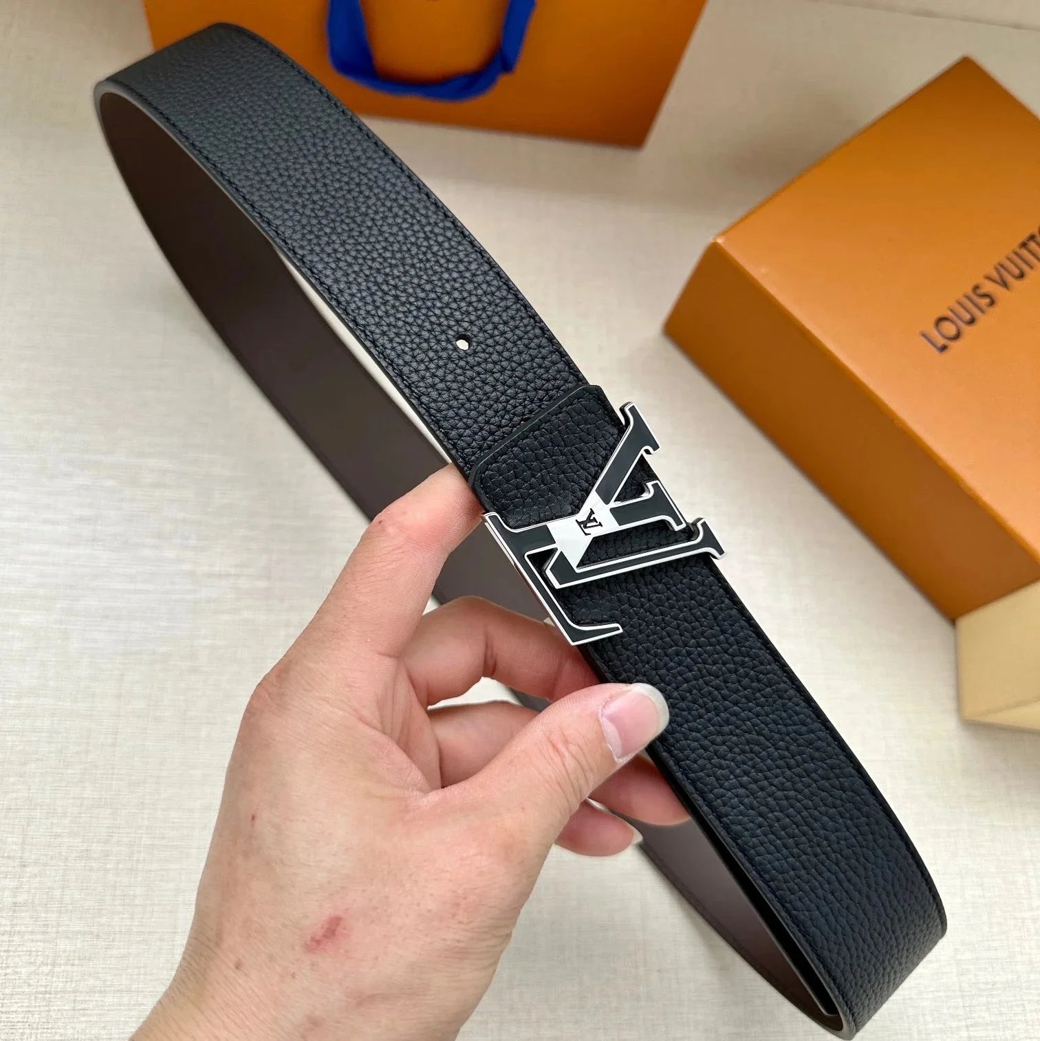 Louis Vuitton Belts Pebbled Leather Belt with LV Buckle — Style:13