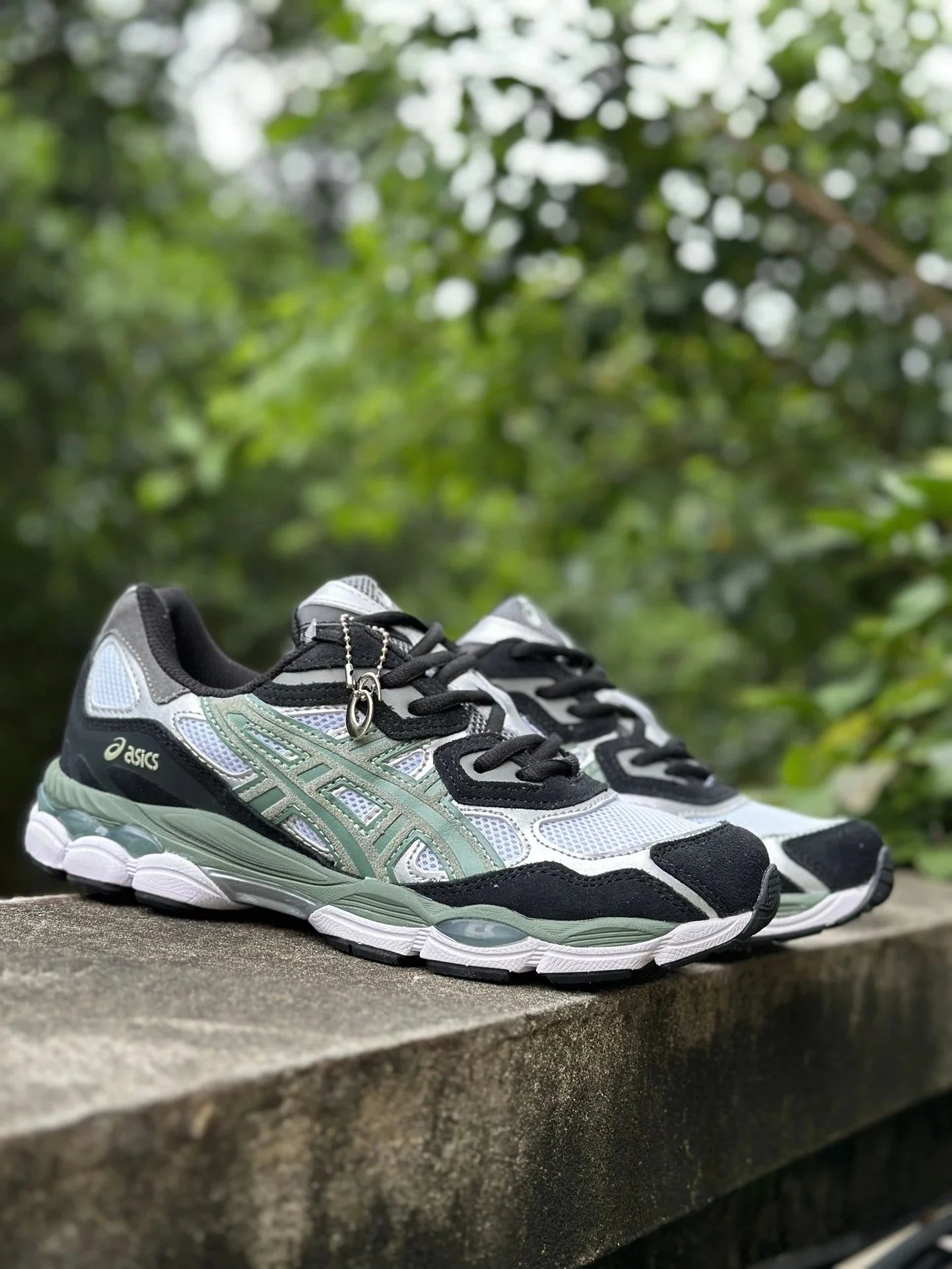 1021A789-101 White Black Green