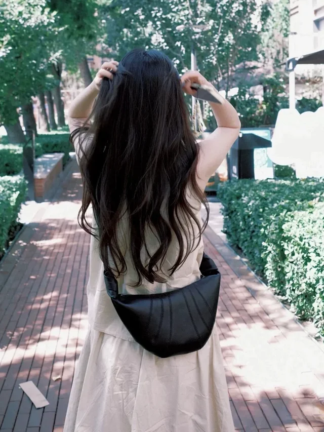 Unbranded Crossbody Bags Pleated crescent shoulder bag product detail image 2
