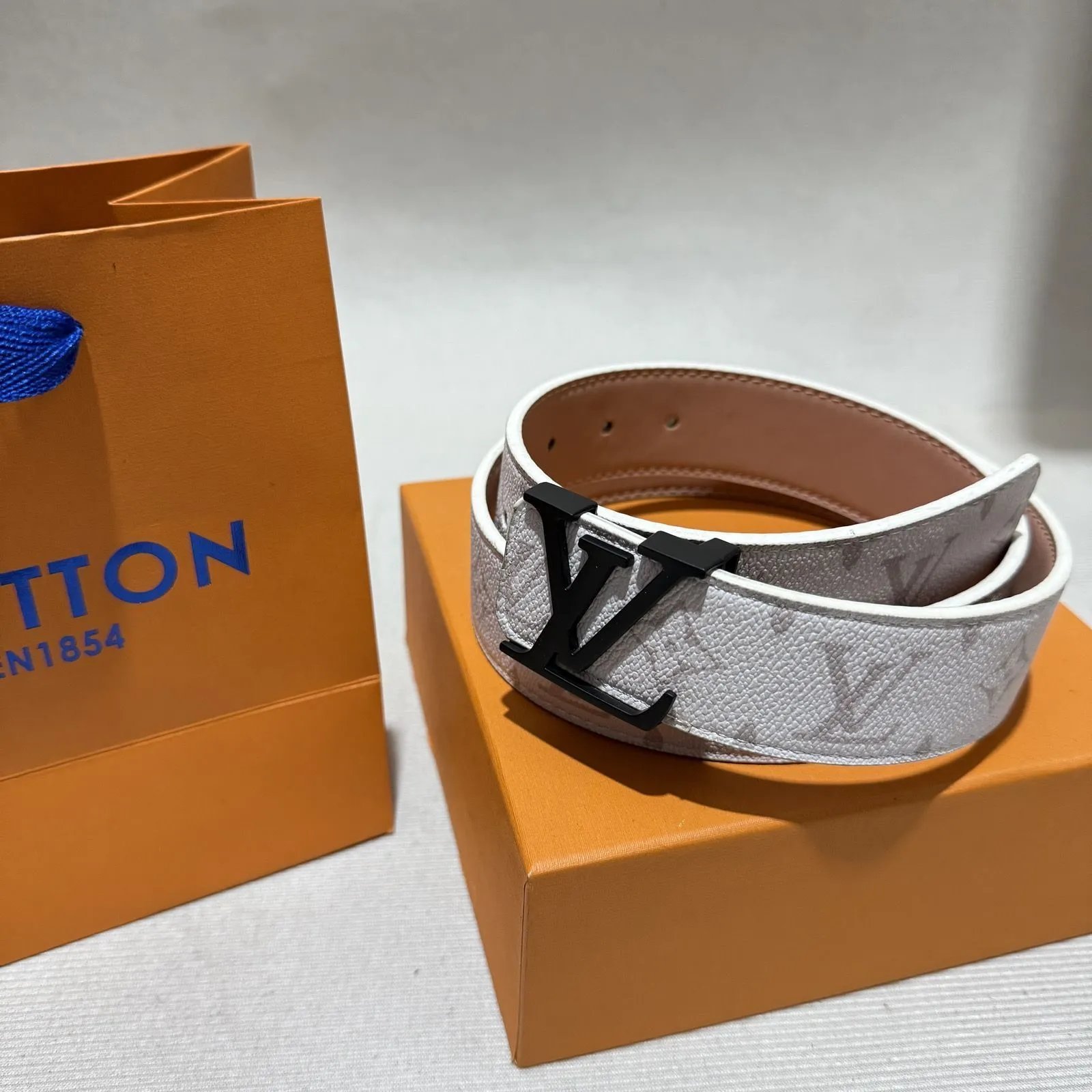 White Monogram Black Buckle##New Year Limited Purchase
