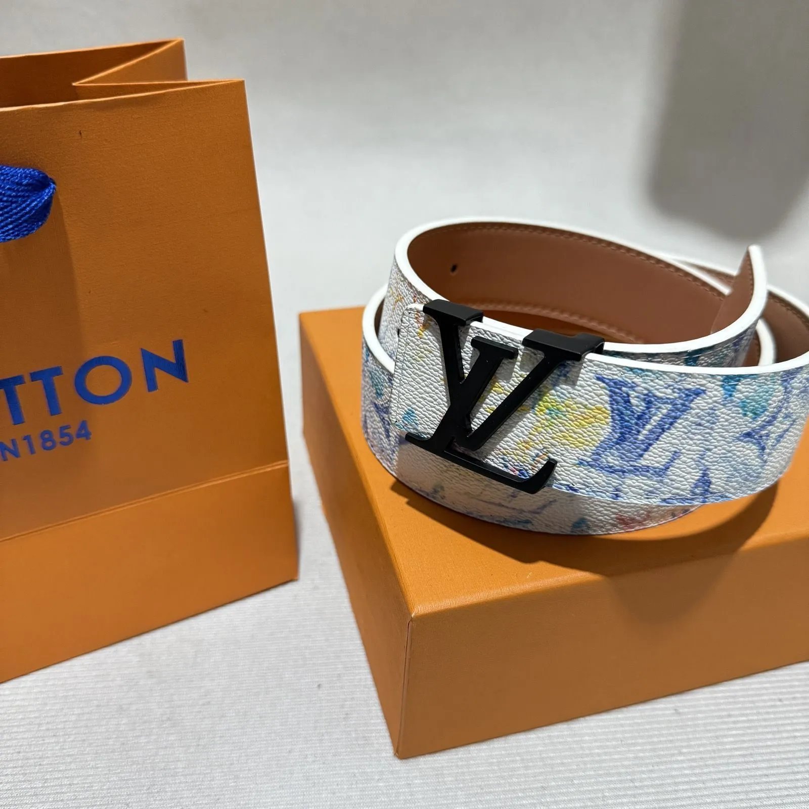 White Graffiti Black Buckle##New Year Limited Purchase