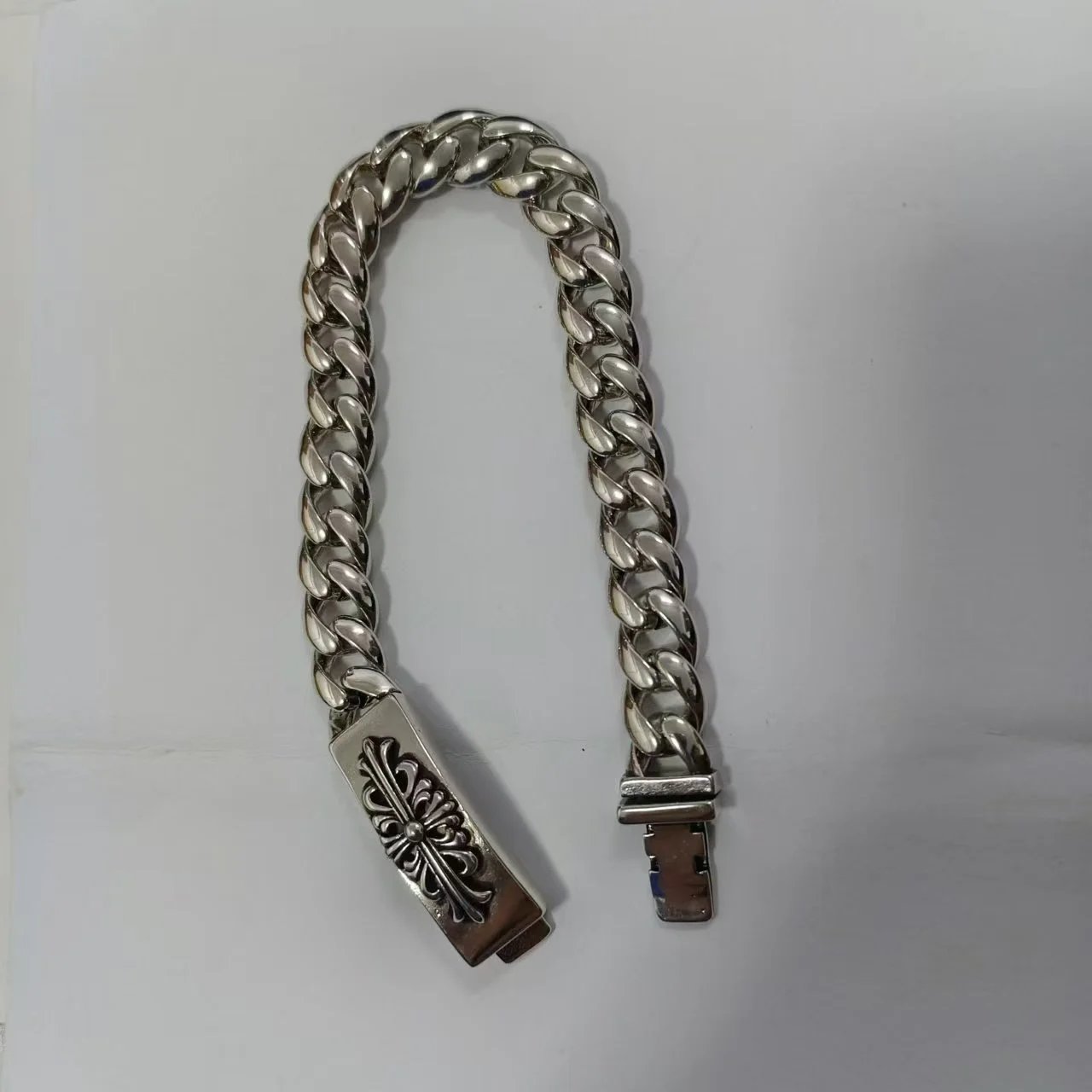Cross-shaped bare-hand bracelet SKU image