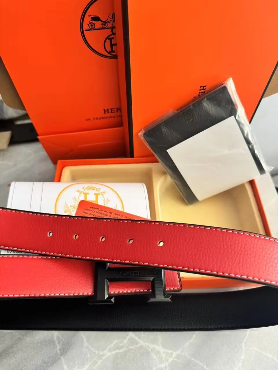Red H Black Buckle Set