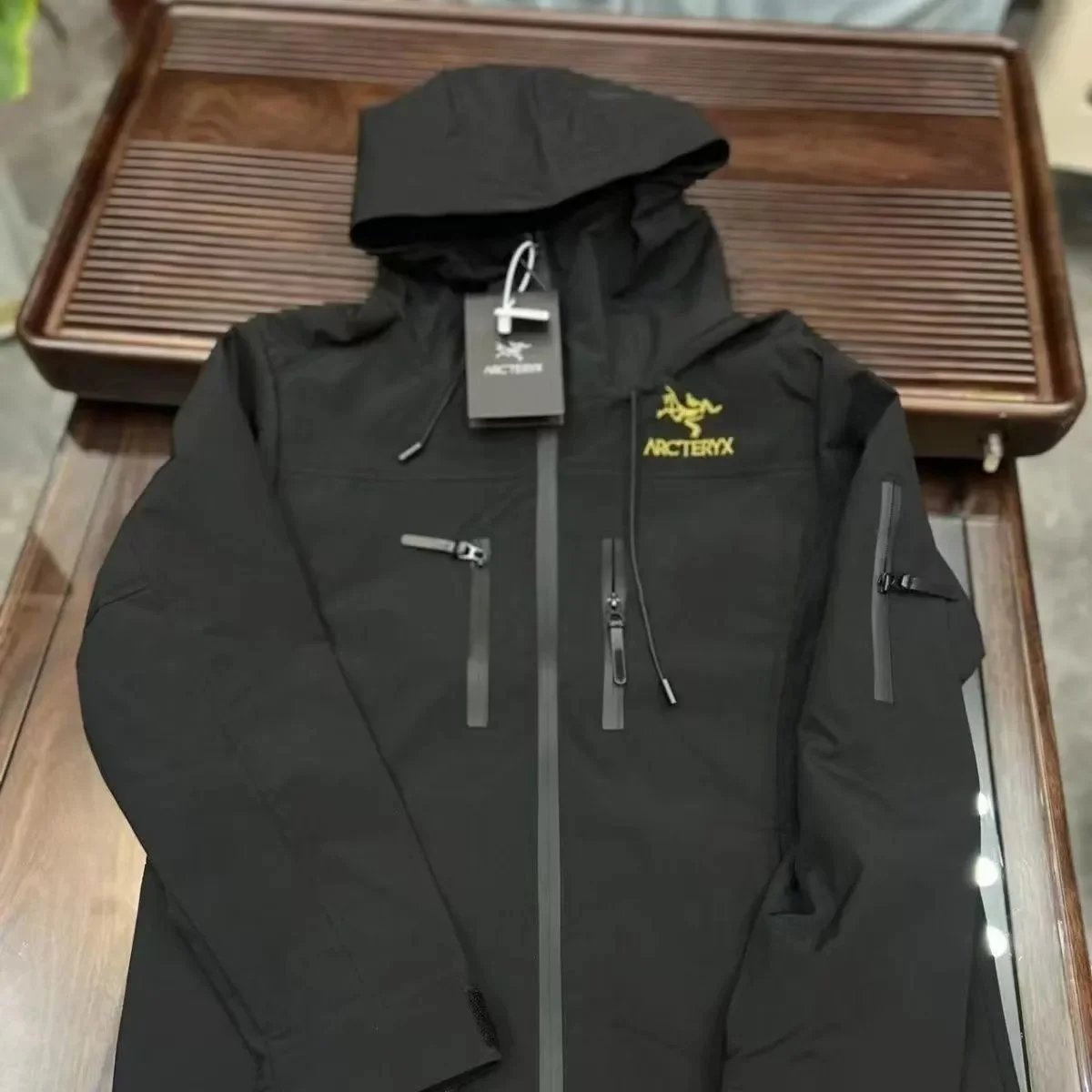 Embroidered hard shell windproof and waterproof outdoor leisure hiking jacket (no returns or exchanges are supported without quality issues)