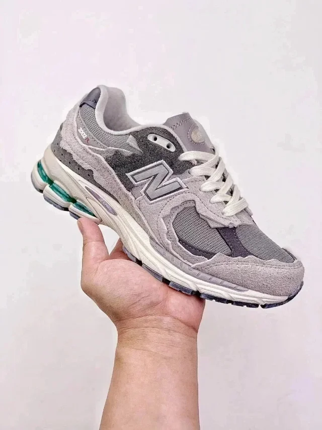 New Balance Sneakers 2002R product detail image 1