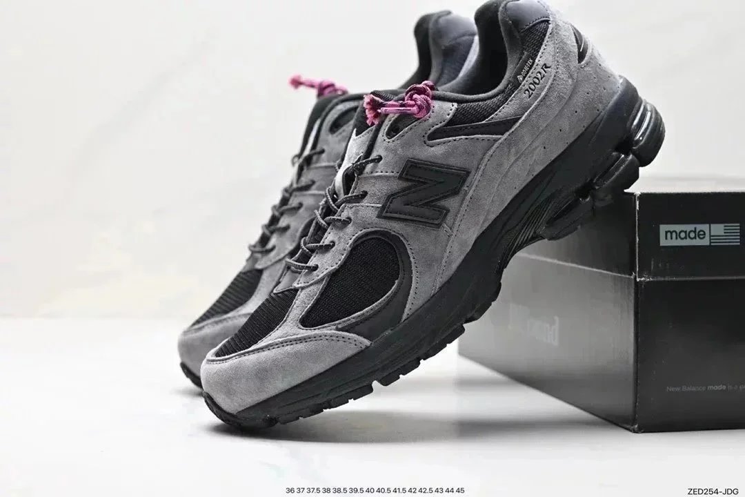 New Balance Sneakers 2002R — 26