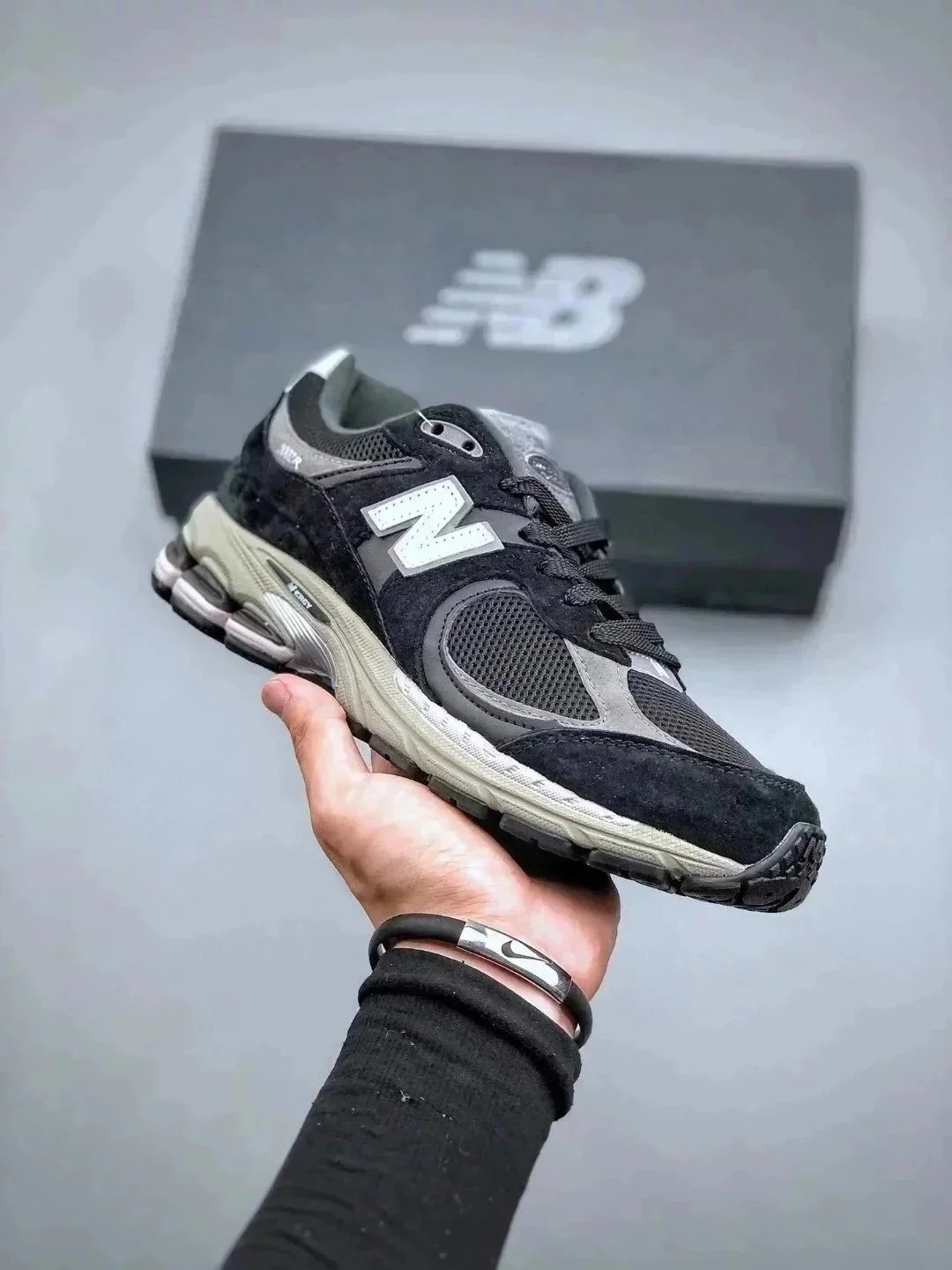 New Balance Sneakers 2002R — 25