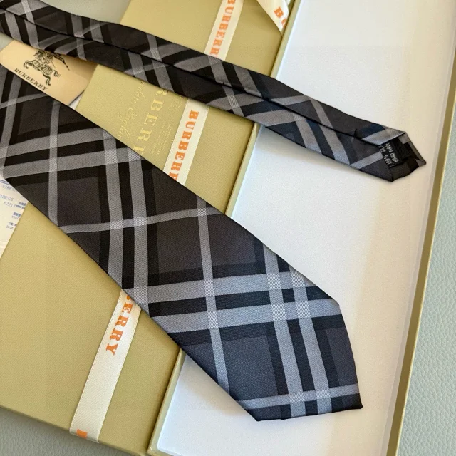 Burberry Ties Check Pattern Silk Tie product detail image 4