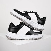 4-Tri-color black-and-white leather with a white-gray base