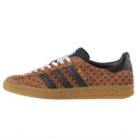 17-ADGC brown-black tail