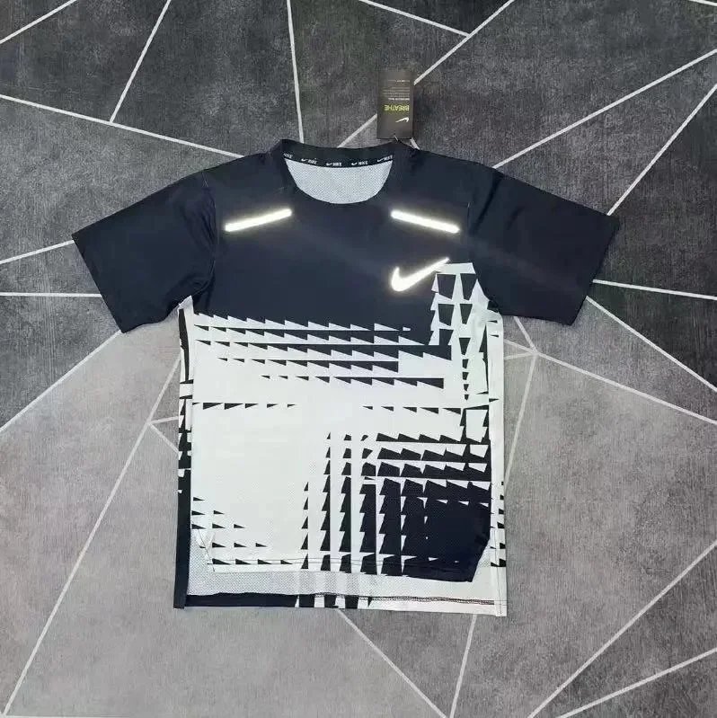 Nike Matching Sets Patterned running top and reflective shorts set — DA black and white short-sleeved shirt