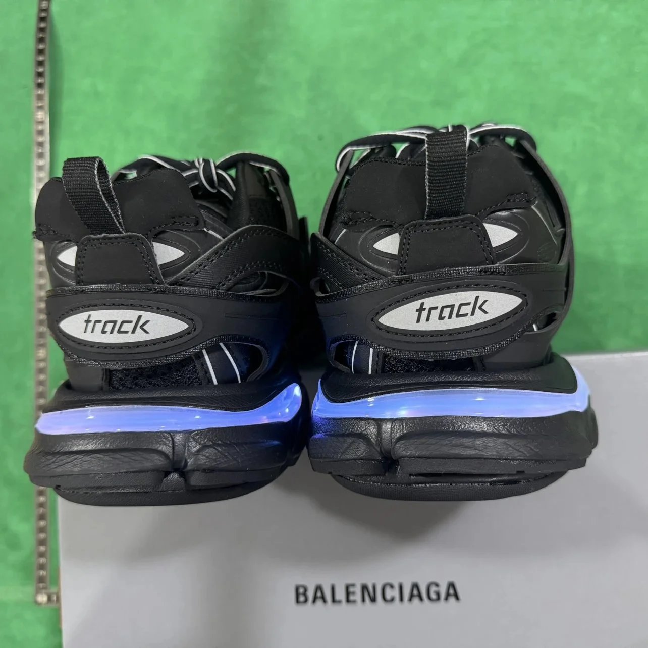 Balenciaga trak