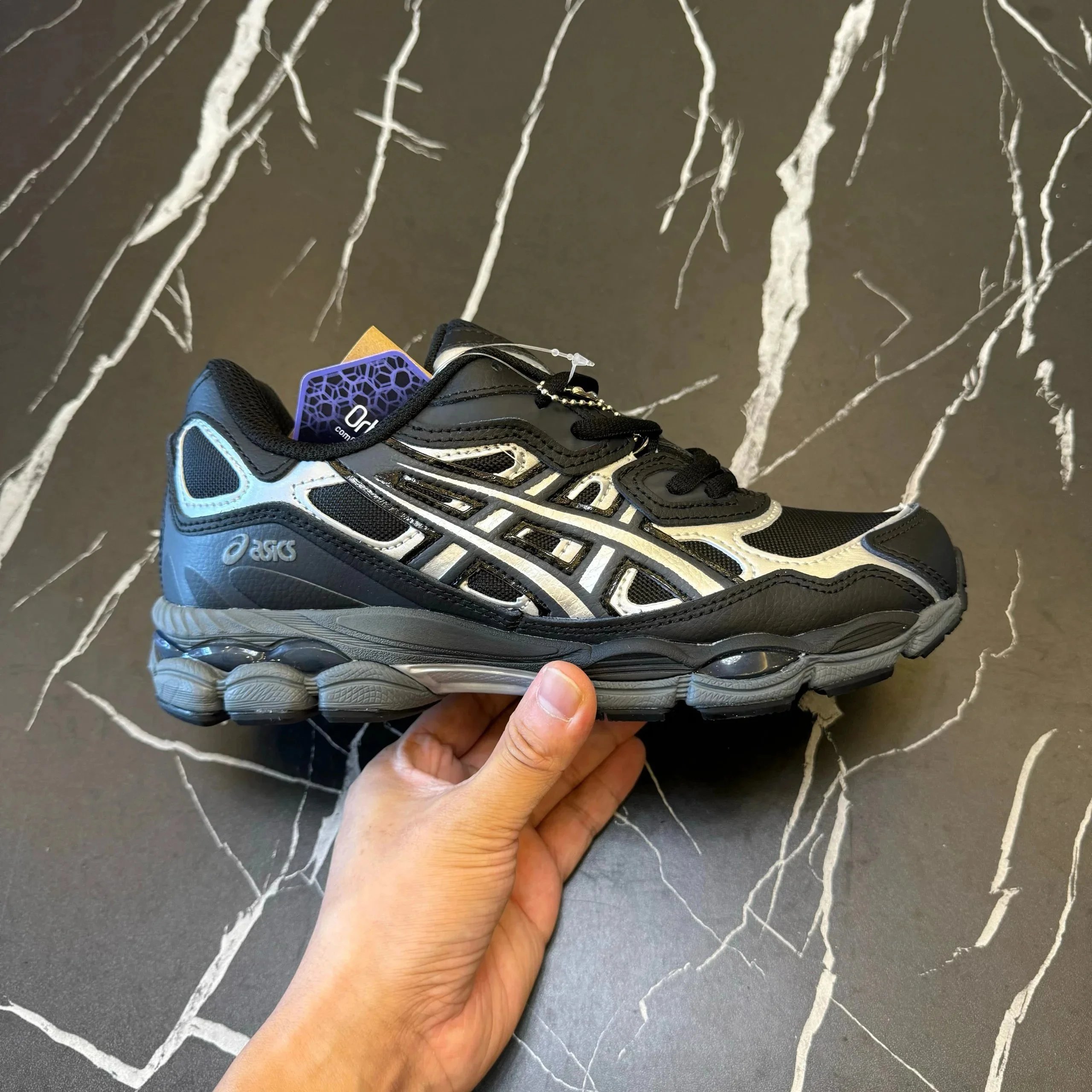 亚瑟士NYC黑银9号色A280-002