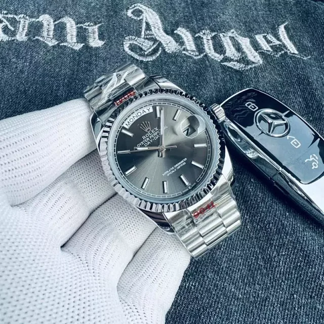 Rolex Watches Day-Date mechanical watch with fluted bezel and President-style bracelet product detail image 3