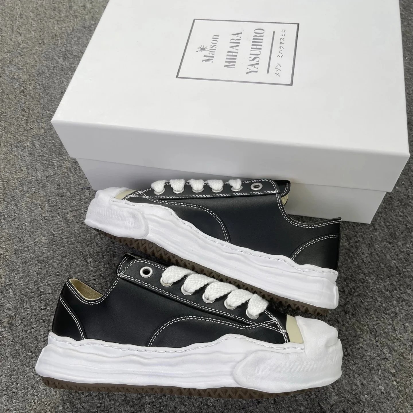 Maison Mihara Yasuhiro Tabi Split-Toe Low-Top Sneakers Black / White