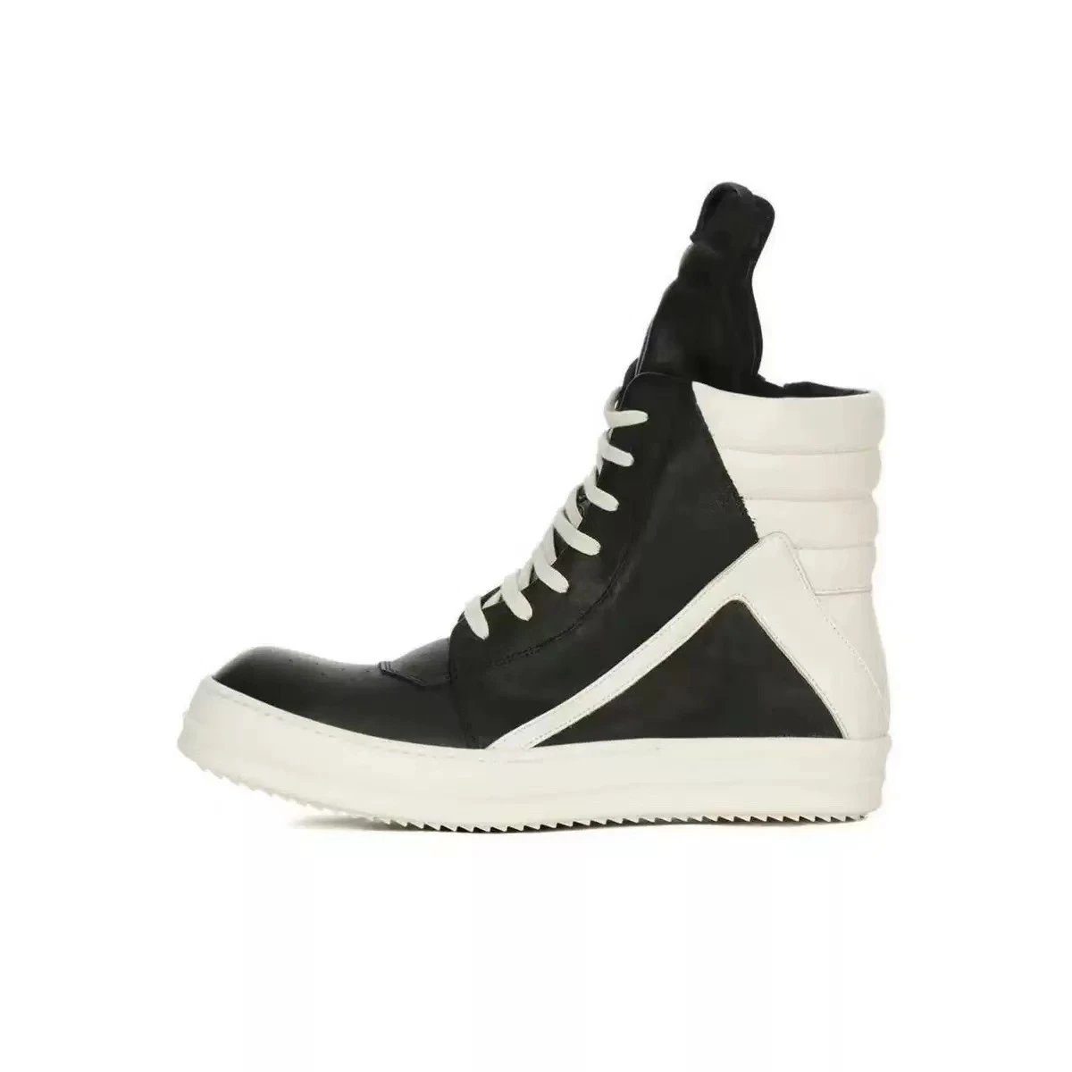 Inverted triangle with black front and thin back