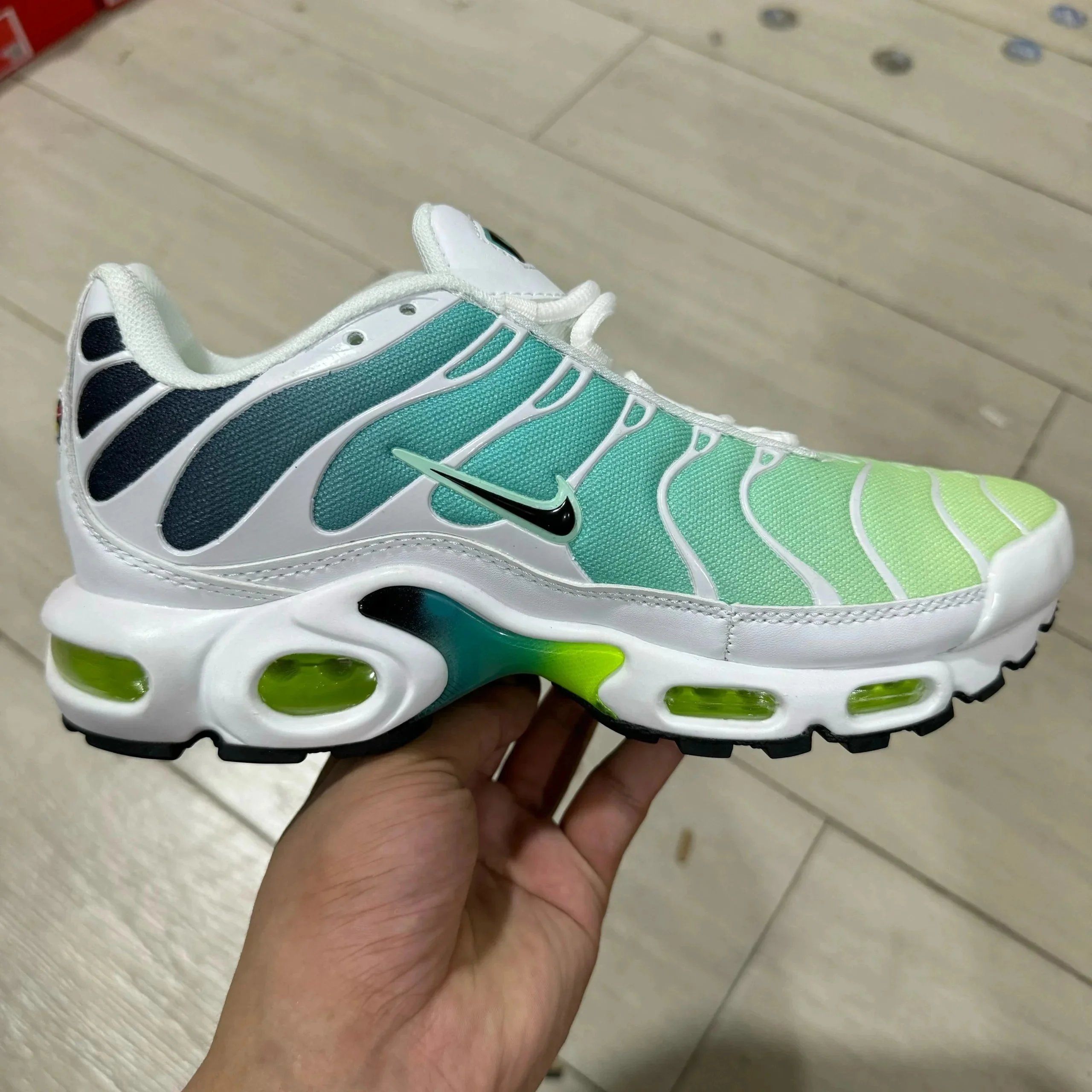 19 White Blue Green