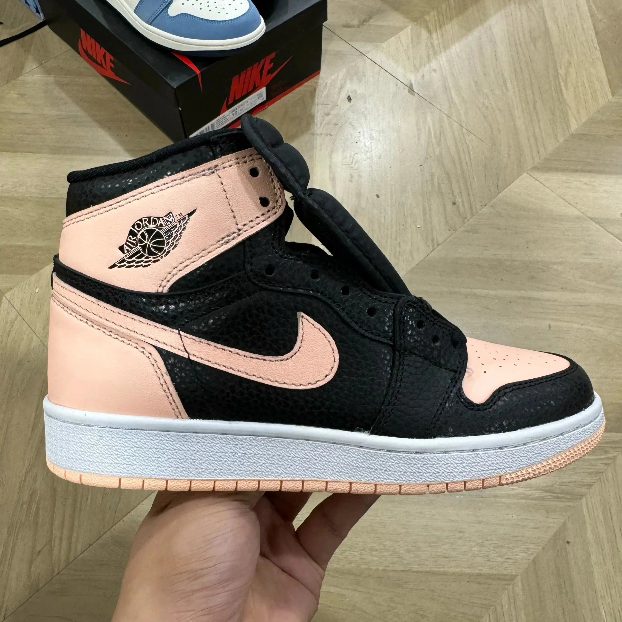 19 black pink toes
