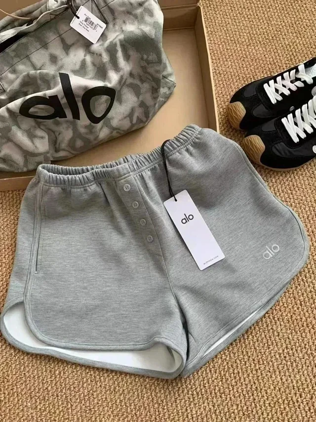 Alo Shorts Elastic-waist button-front with curved hems product detail image 4