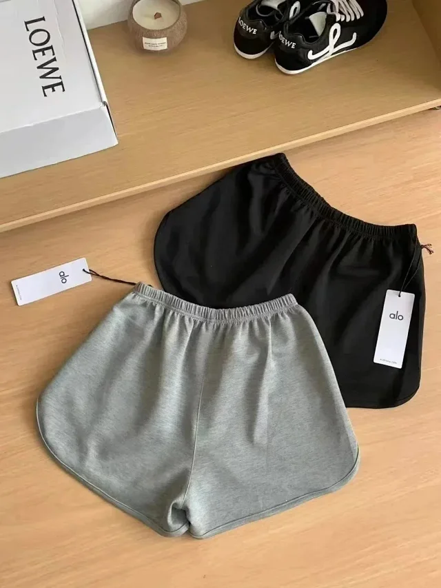 Alo Shorts Elastic-waist button-front with curved hems product detail image 9