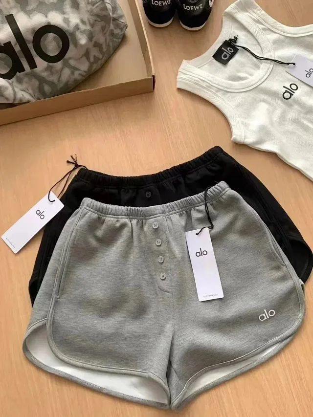 Alo Shorts Elastic-waist button-front with curved hems product detail image 6