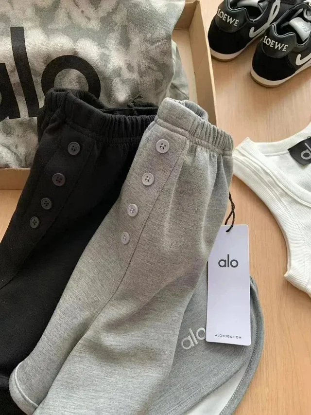 Alo Shorts Elastic-waist button-front with curved hems product detail image 8