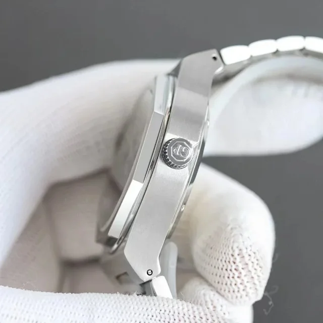 Girard-Perregaux Watches Laureato Automatic product detail image 7
