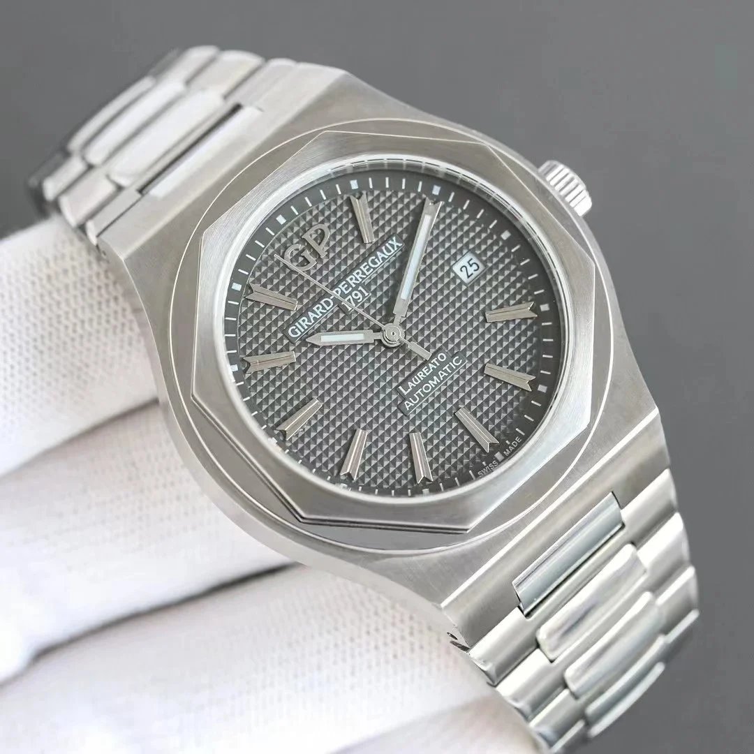 Girard-Perregaux Watches Laureato Automatic image 3