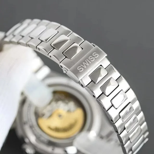 Girard-Perregaux Watches Laureato Automatic product detail image 9