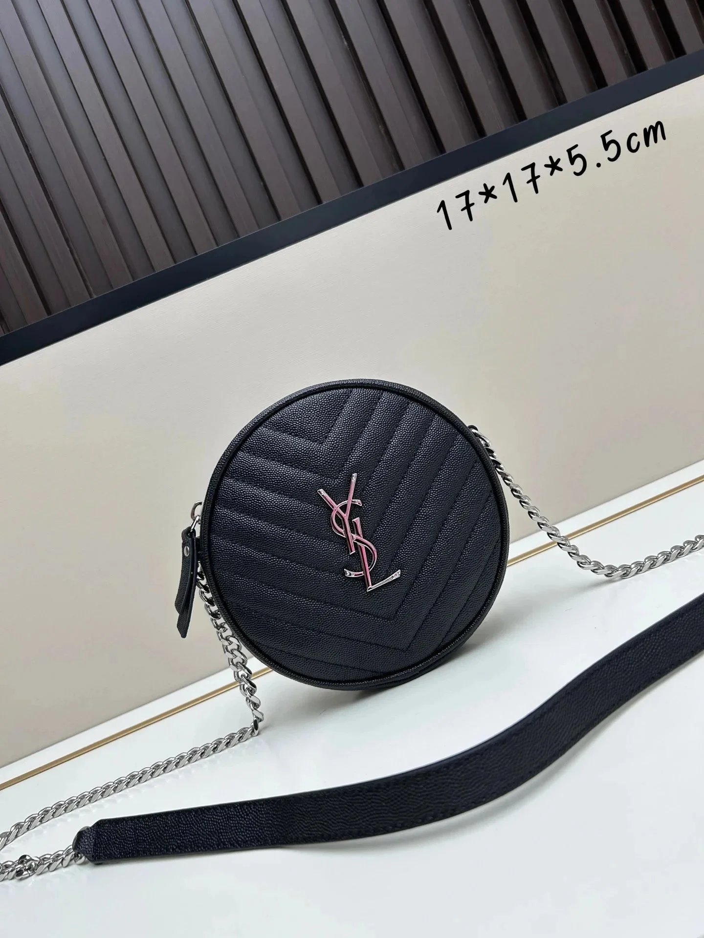 17x17x5.5cm.