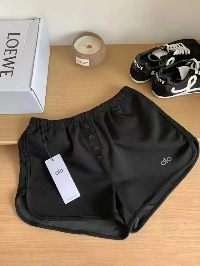 Alo Shorts Elastic-waist button-front with curved hems product detail image 1