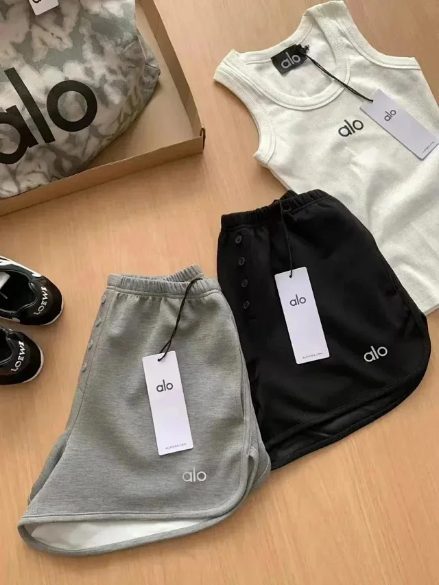 Alo Shorts Elastic-waist button-front with curved hems product detail image 2