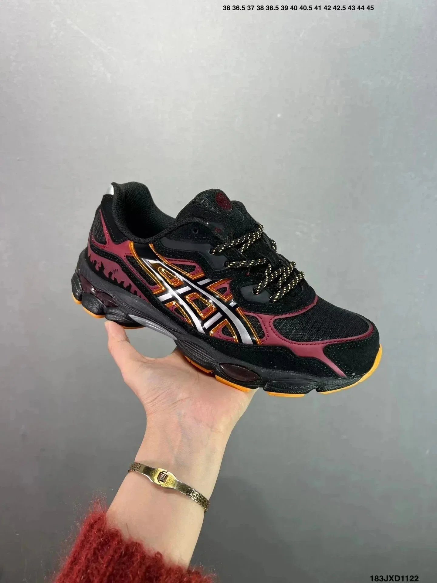 ASICS Sneakers Low-top mesh and suede with segmented cushioned sole — Black and red