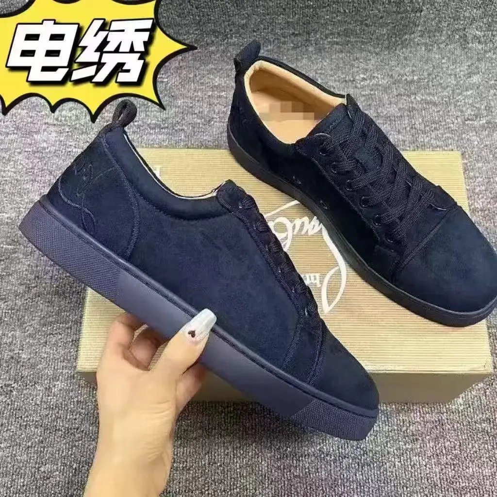 Casual men's shoes with rivets