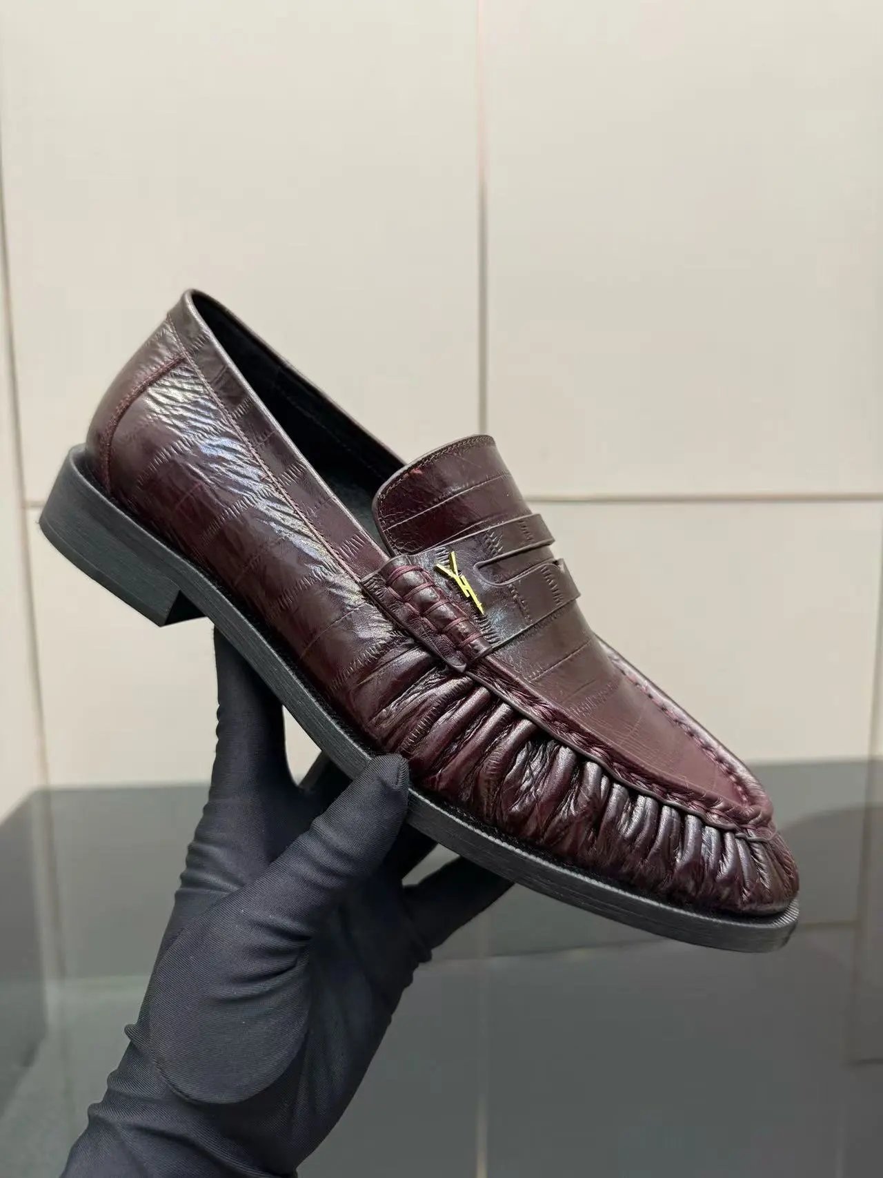 Cherry colored single shoes