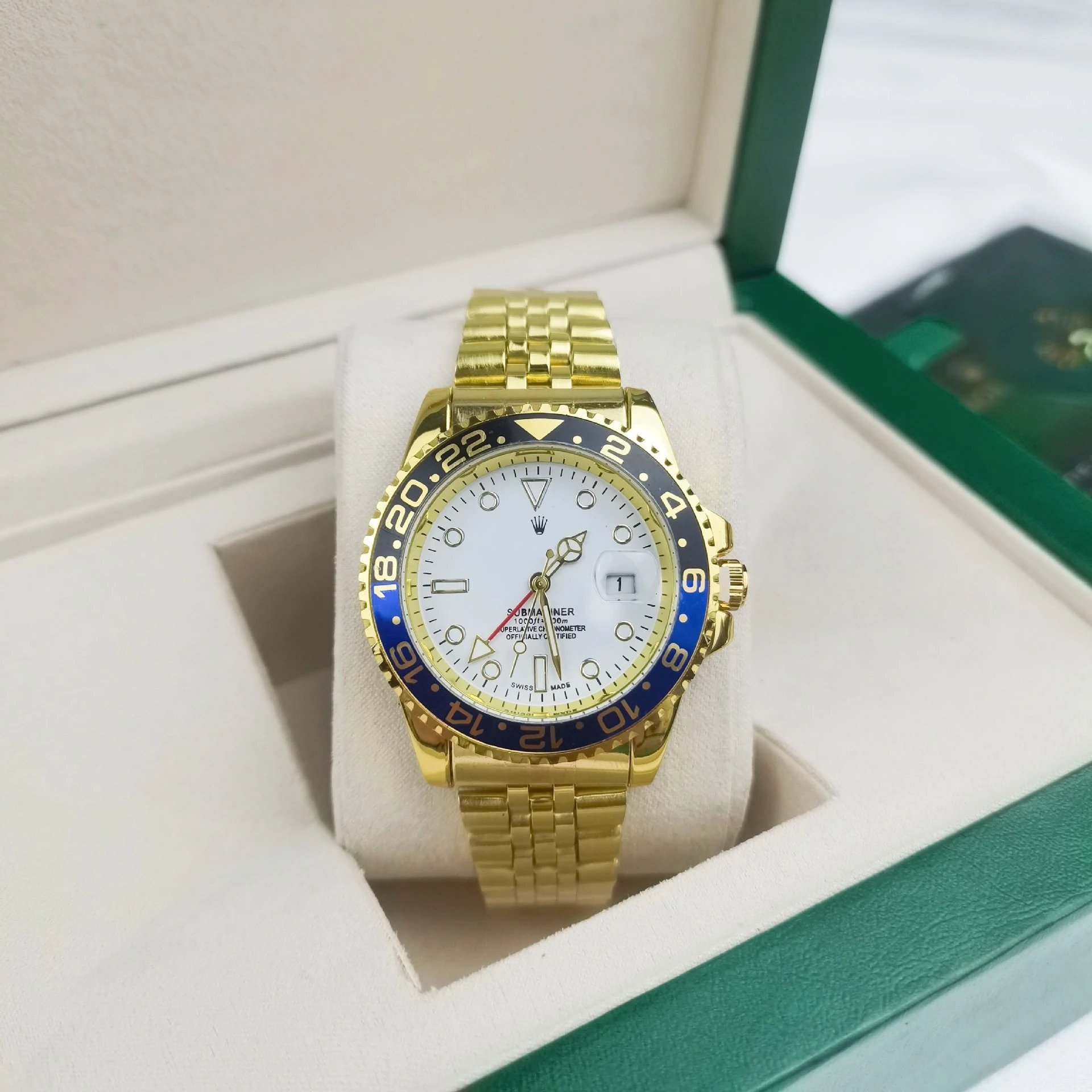 Rolex Submariner and GMT-Master — Four-pin cola ring, five-zhu gold color; black-and-blue ring with a white face.