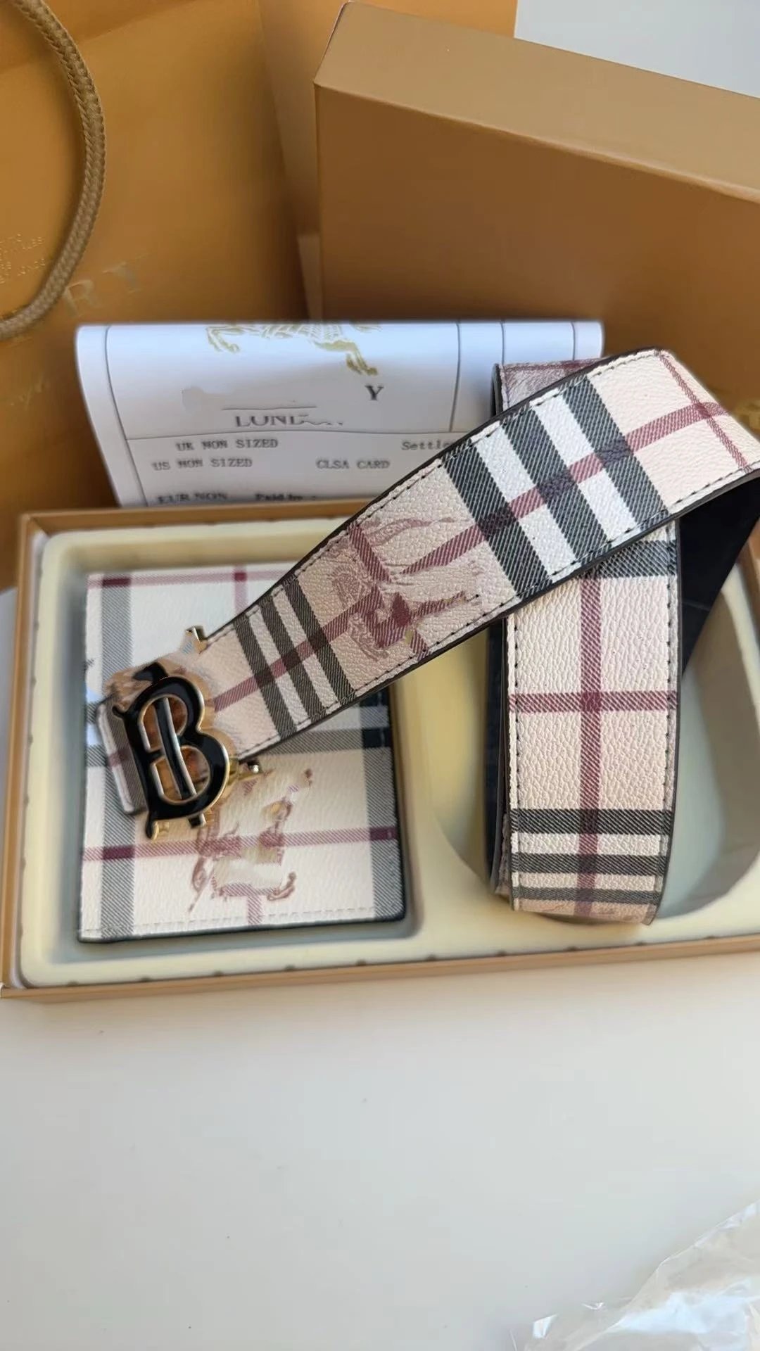 Ferragamo Belts Gancini Buckle Belt and Wallet Gift Set — Precious glue golden buckle set