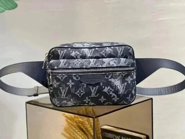 Louis Vuitton Crossbody Bags Monogram zip bag with adjustable wide strap product detail image 5