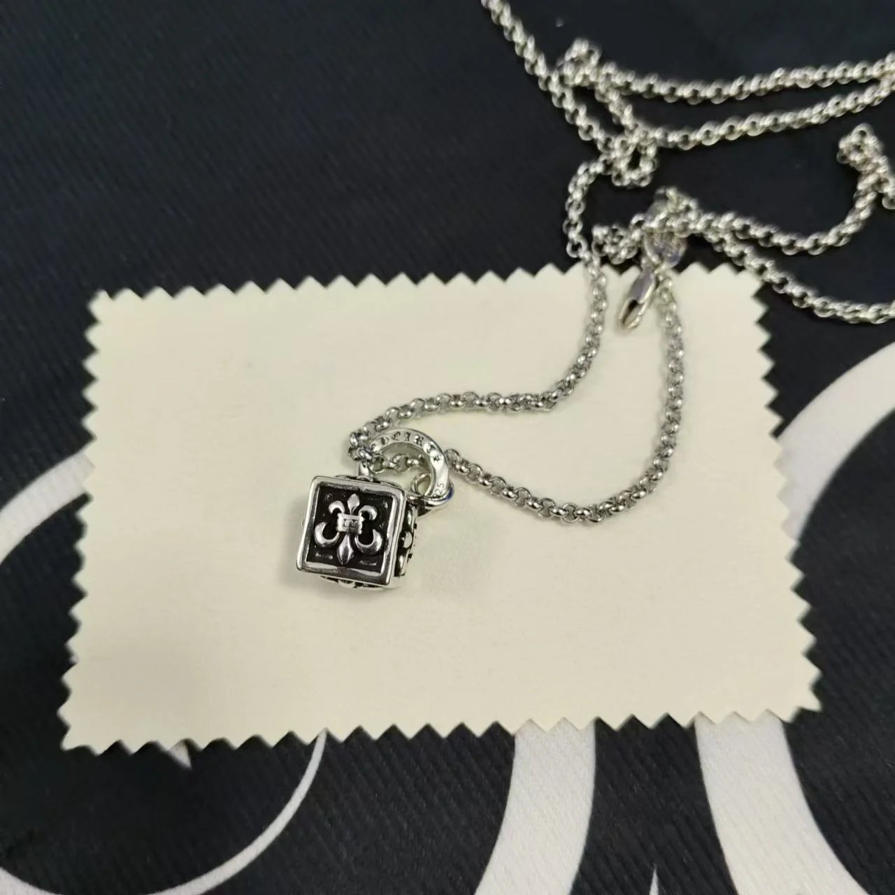Sieve anchor with pearl chain