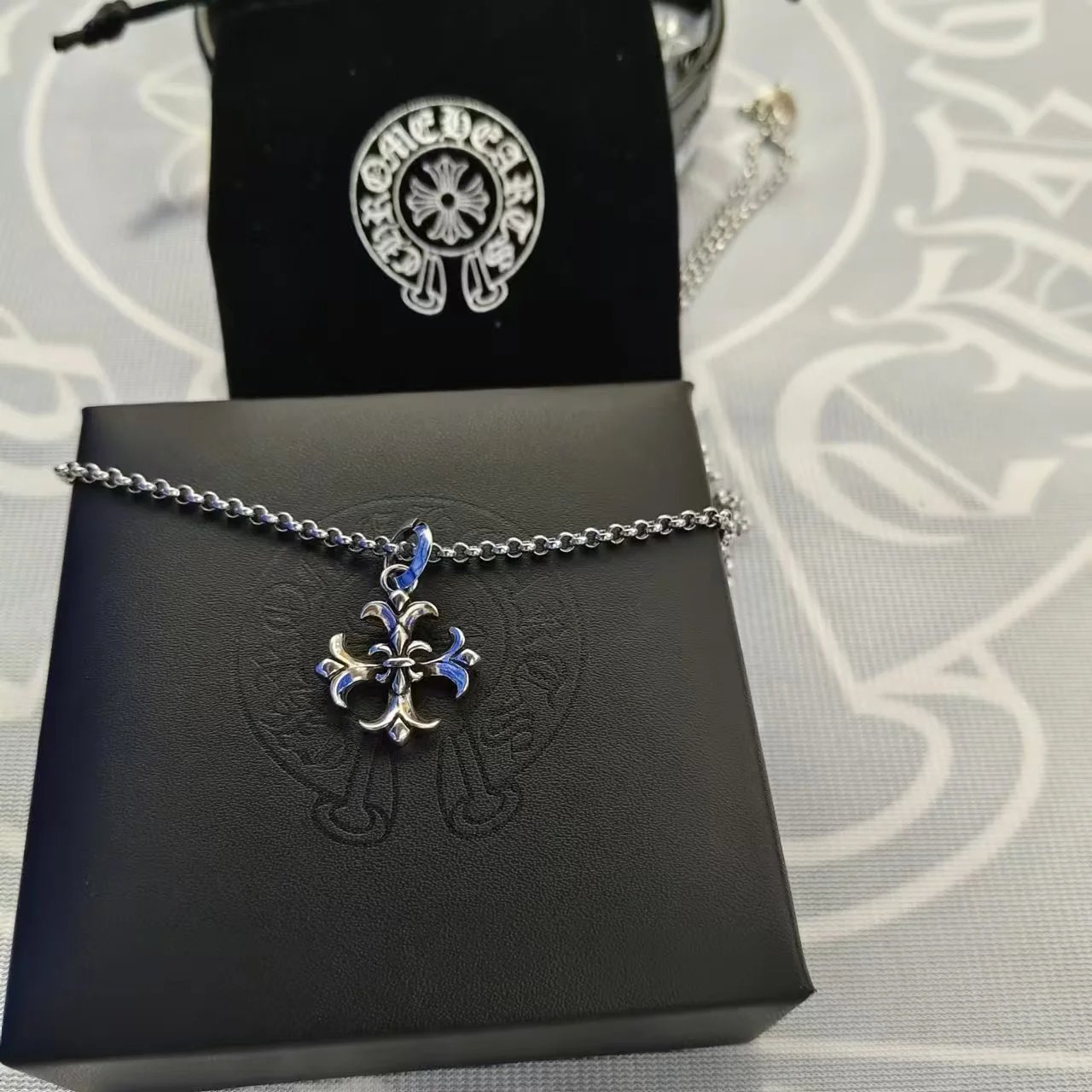 Small anchor cruciform with pearl chain