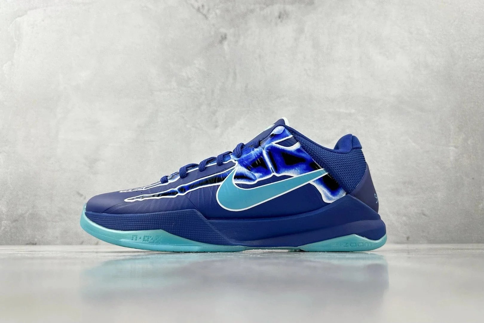 S2 纯原: N  Kobe 5 Protro"“X-Ray” 蓝色 时尚百搭减震 防滑耐磨透气 低帮篮球鞋 货号:IB4481-500  尺码:40-48.5
